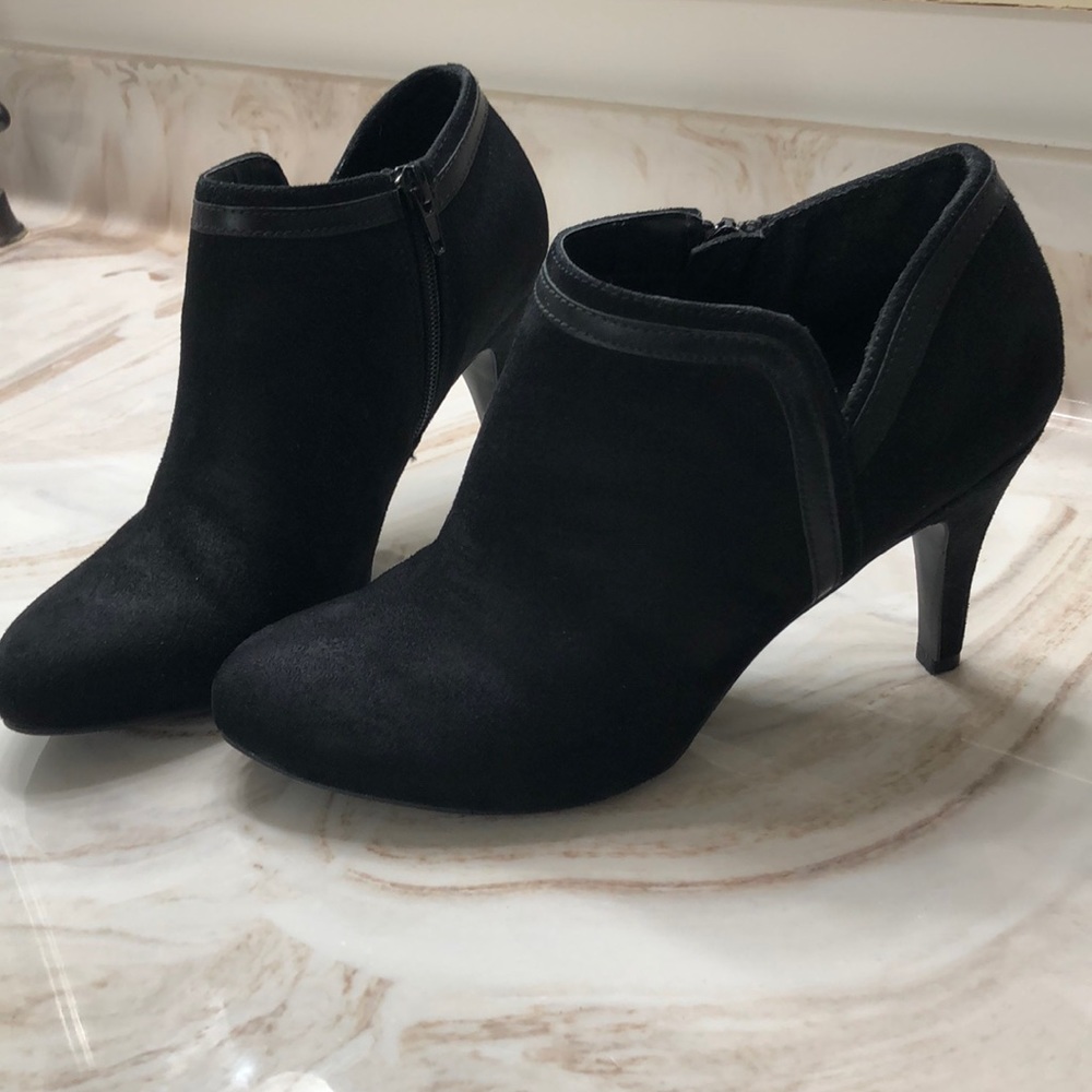 Like new black heeled booties